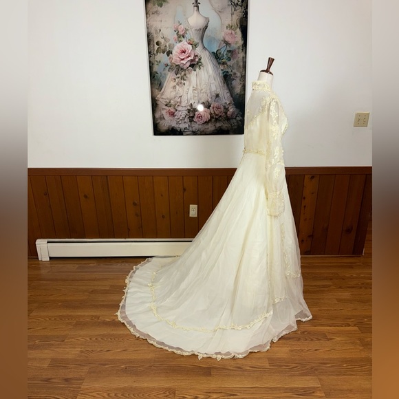 Elegant Vintage 1970s Organza Wedding Gown & Hat Veil - Picture 8 of 12